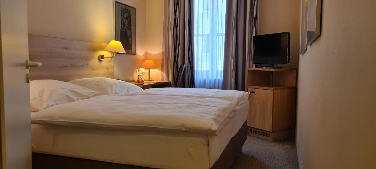 Hotel Garni "Am Ellinger Tor" Вайсенбург-ин-Байерн Экстерьер фото