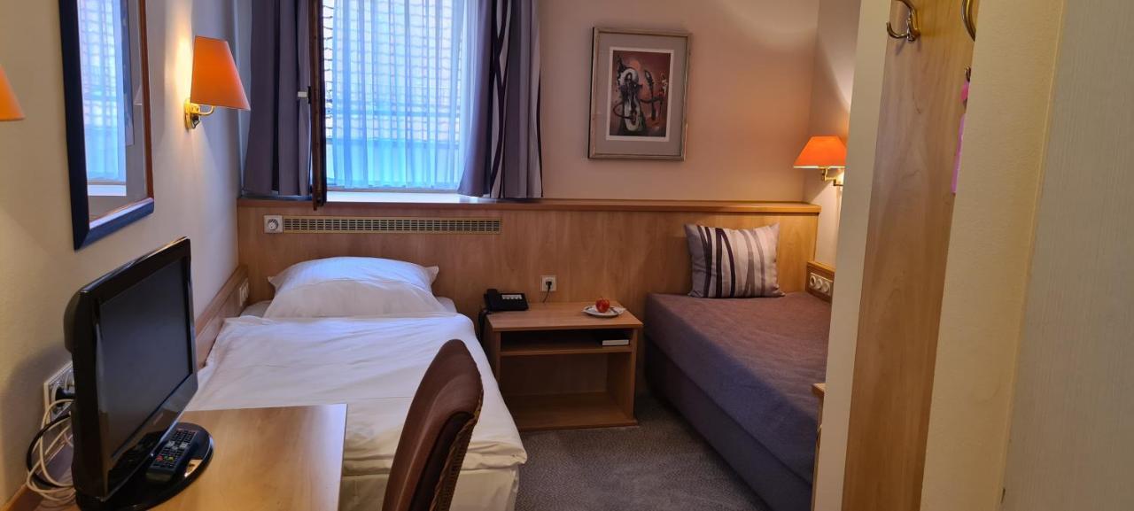 Hotel Garni "Am Ellinger Tor" Вайсенбург-ин-Байерн Экстерьер фото