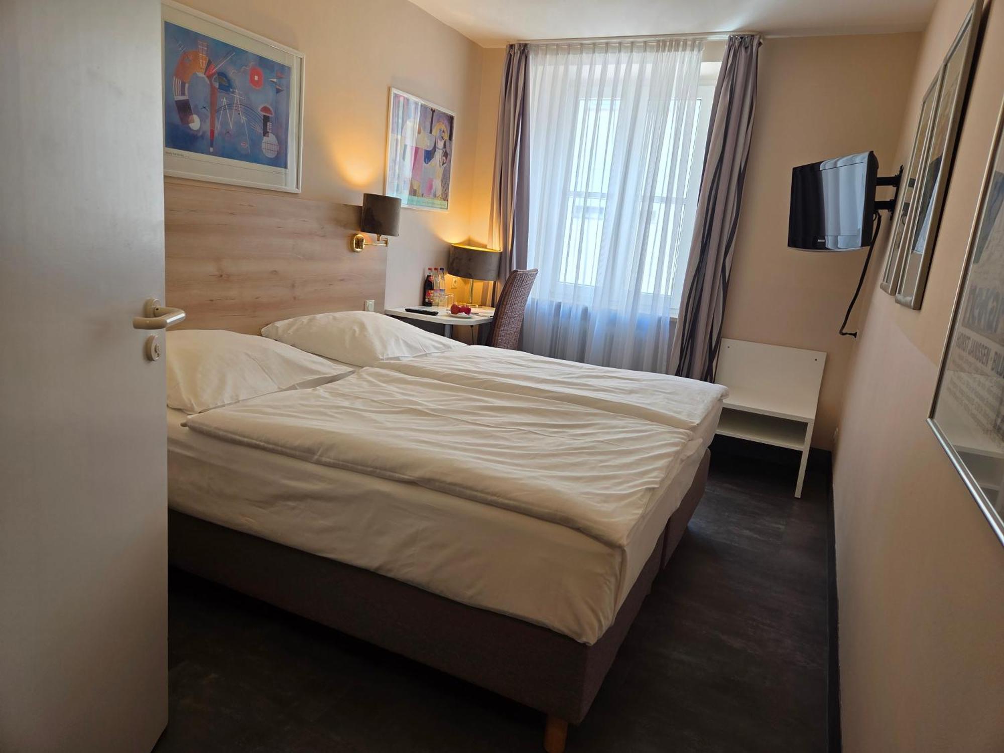 Hotel Garni "Am Ellinger Tor" Вайсенбург-ин-Байерн Экстерьер фото