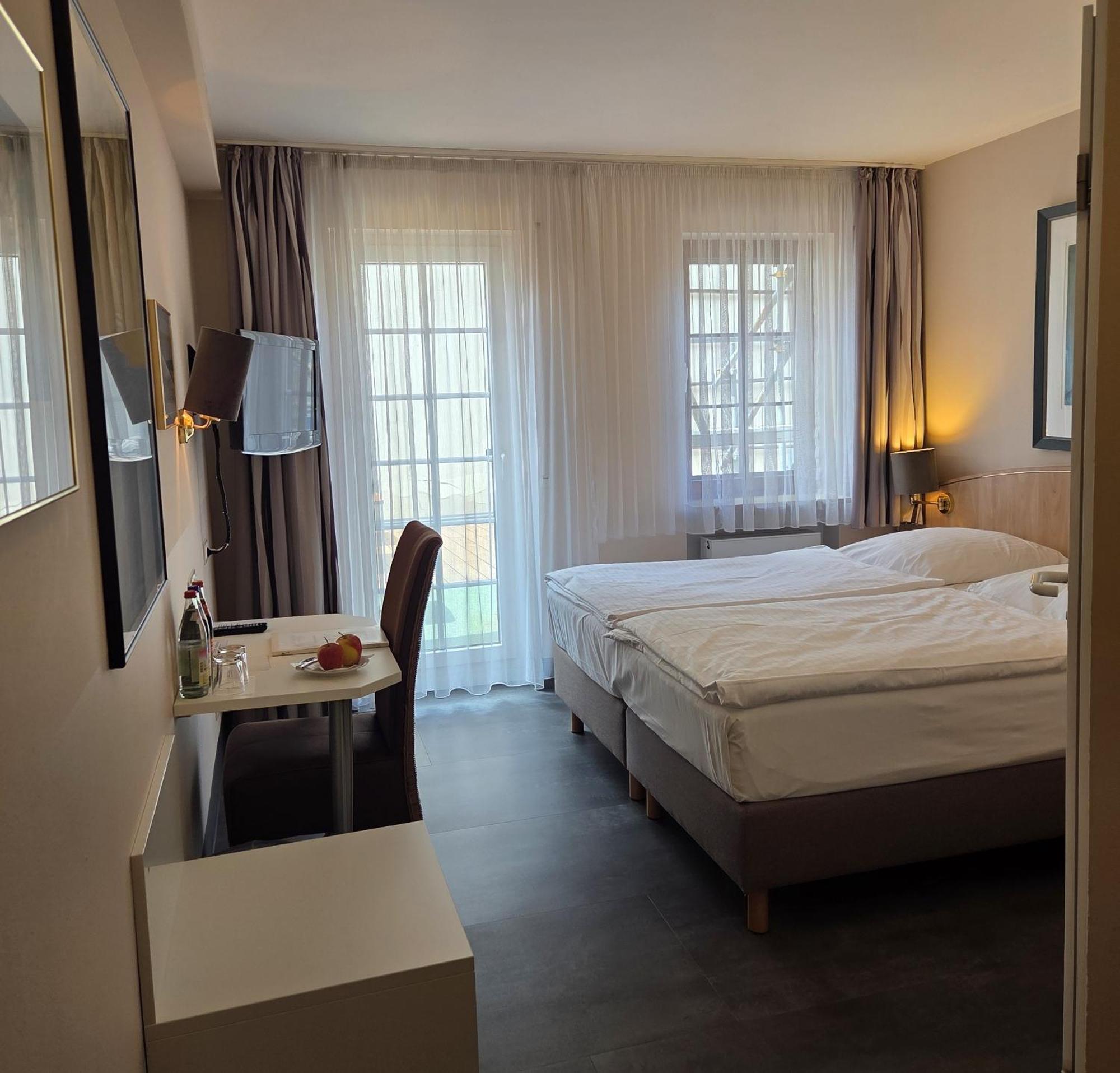 Hotel Garni "Am Ellinger Tor" Вайсенбург-ин-Байерн Экстерьер фото